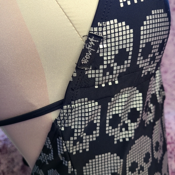 New IRONFIST Digital Skulls One-piece Swimsuit Size Sm 💀🖤 - Picture 5 of 10